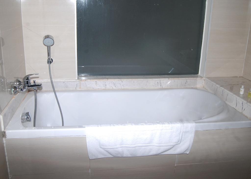 Man Myanmar Hotel Naypyidaw Room photo